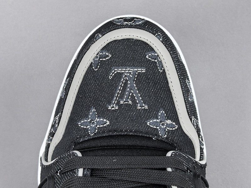 LV Trainer Sneaker 019