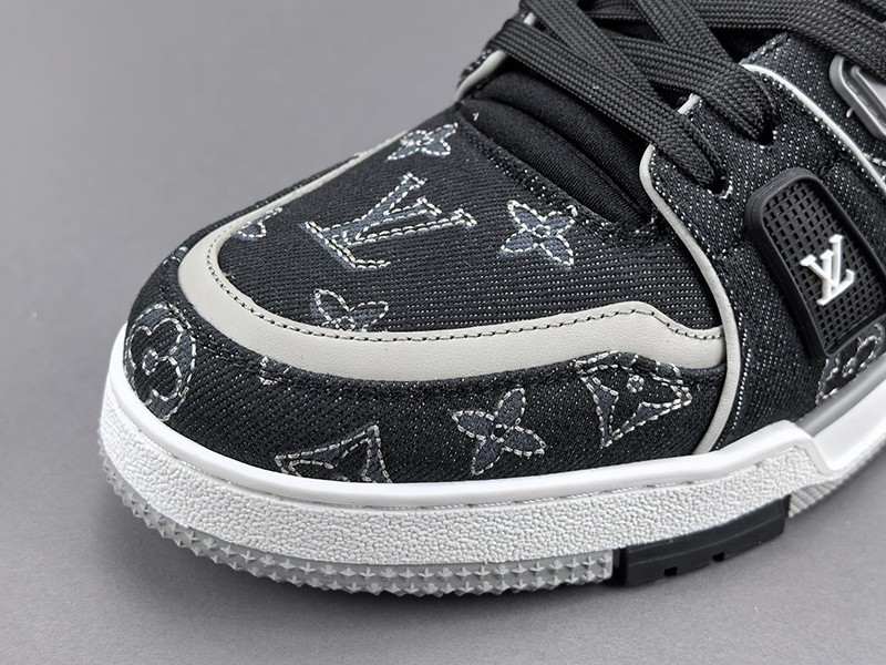 LV Trainer Sneaker 019