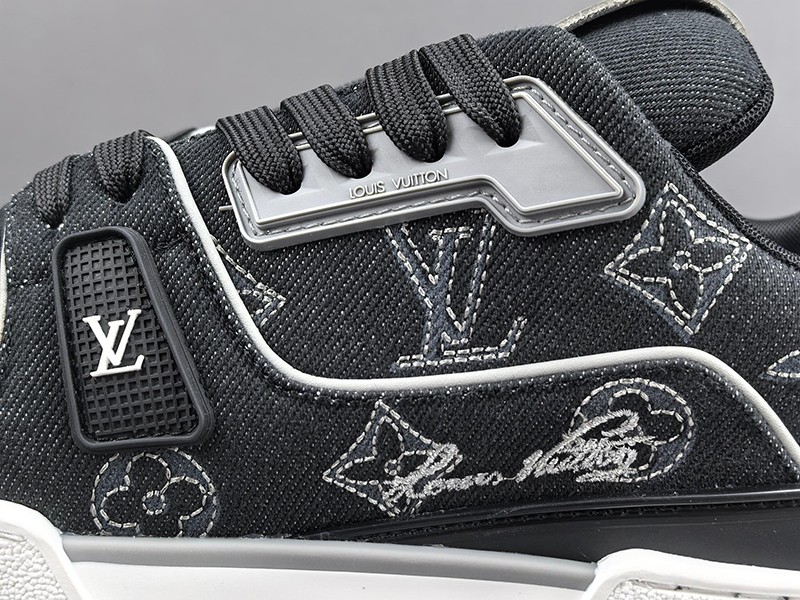 LV Trainer Sneaker 019