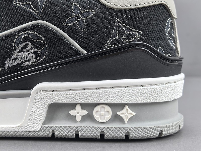 LV Trainer Sneaker 019