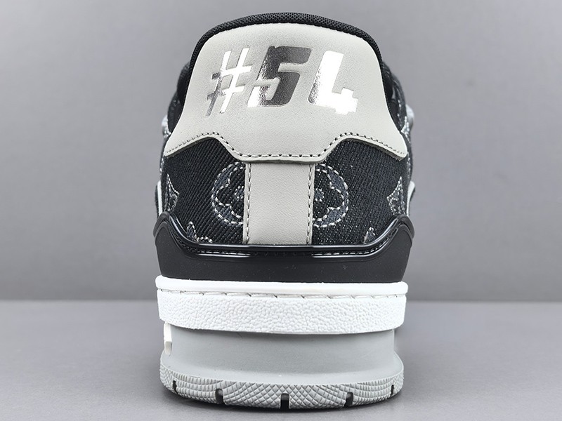 LV Trainer Sneaker 019