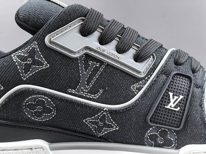 LV Trainer Sneaker 019