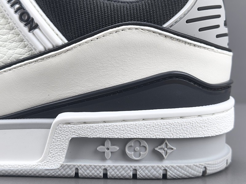 LV Trainer Sneaker 025
