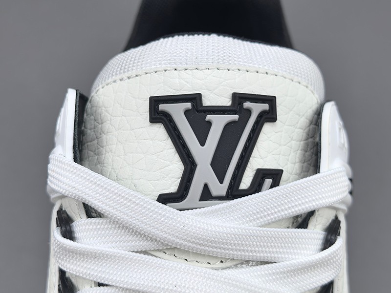 LV Trainer Sneaker 025