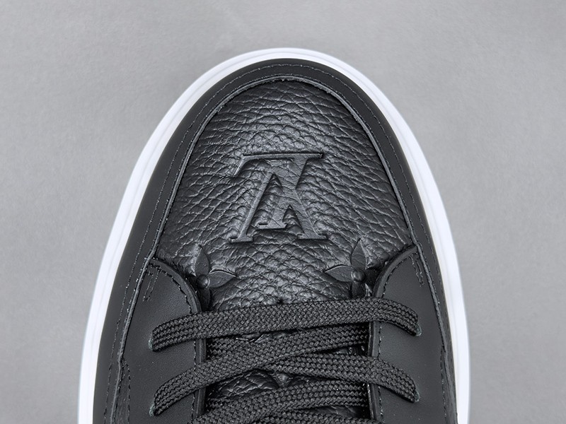 LV Trainer Sneaker 030