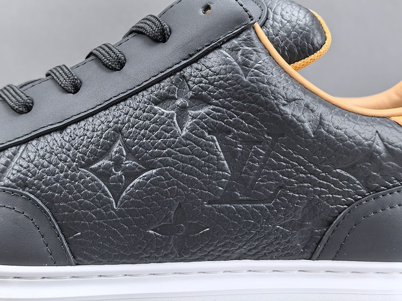 LV Trainer Sneaker 030