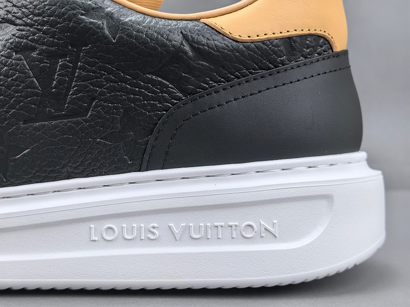 LV Trainer Sneaker 030