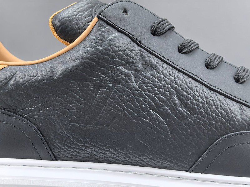 LV Trainer Sneaker 030