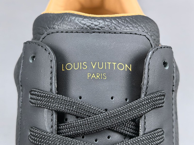 LV Trainer Sneaker 030