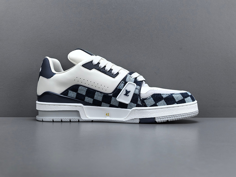LV Trainer Sneaker 032