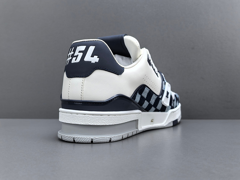 LV Trainer Sneaker 032
