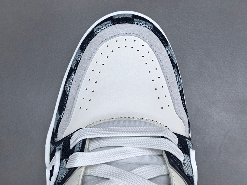 LV Trainer Sneaker 032