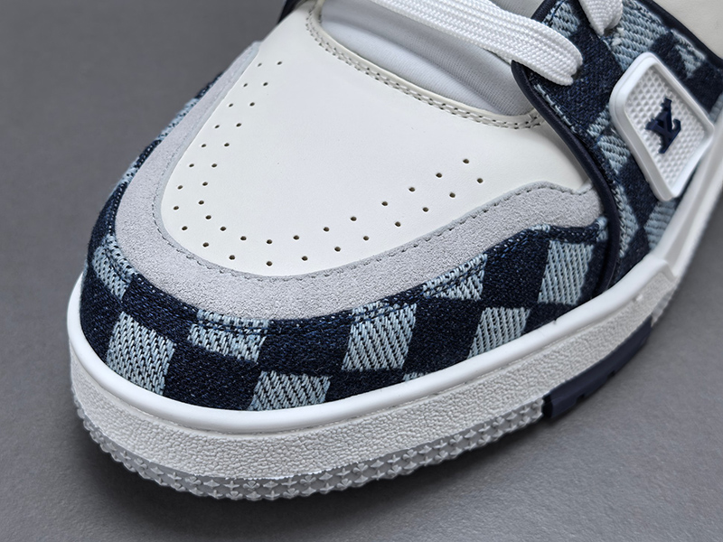 LV Trainer Sneaker 032
