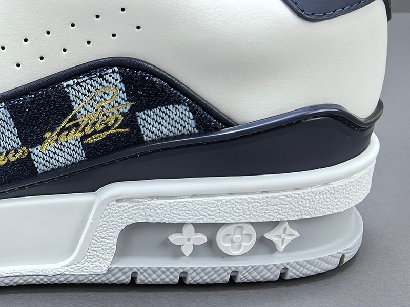 LV Trainer Sneaker 032