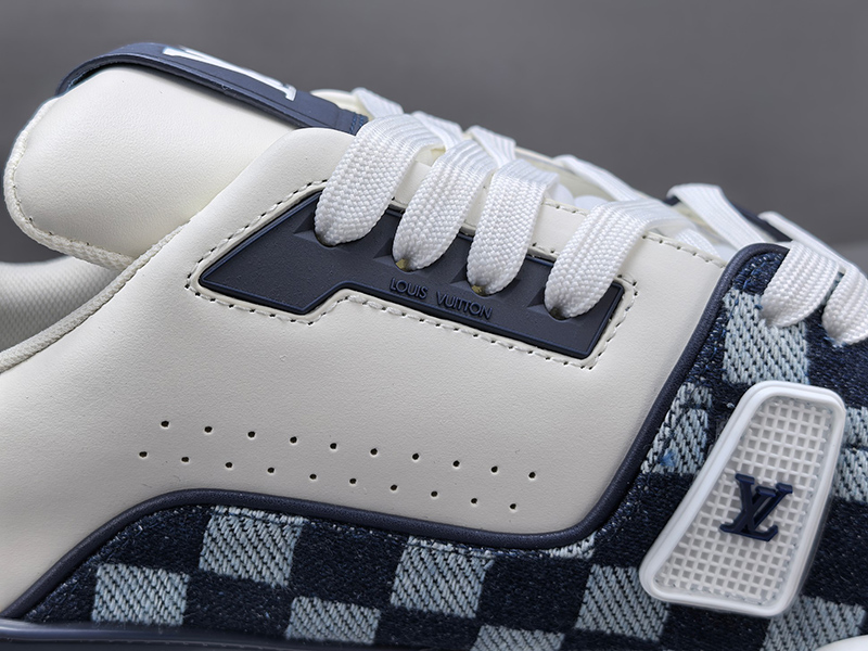 LV Trainer Sneaker 032