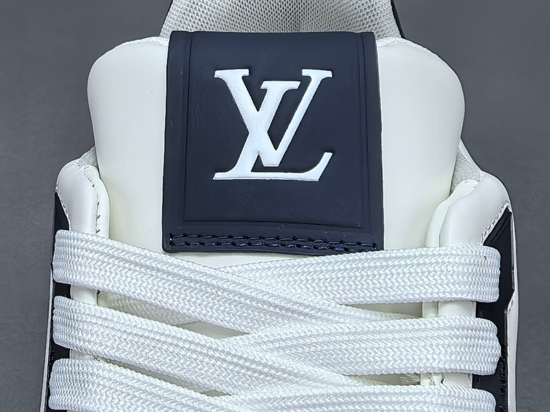LV Trainer Sneaker 032