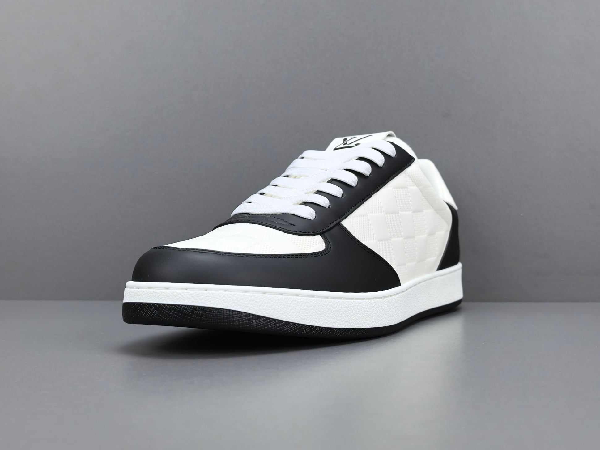 LV Trainer Sneaker 040