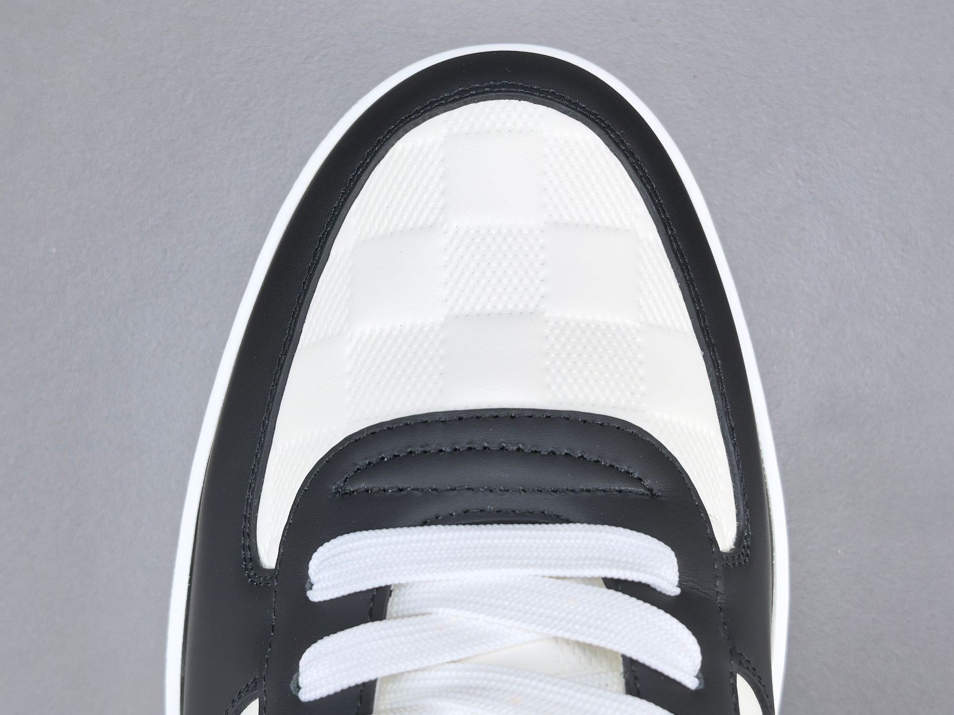 LV Trainer Sneaker 040