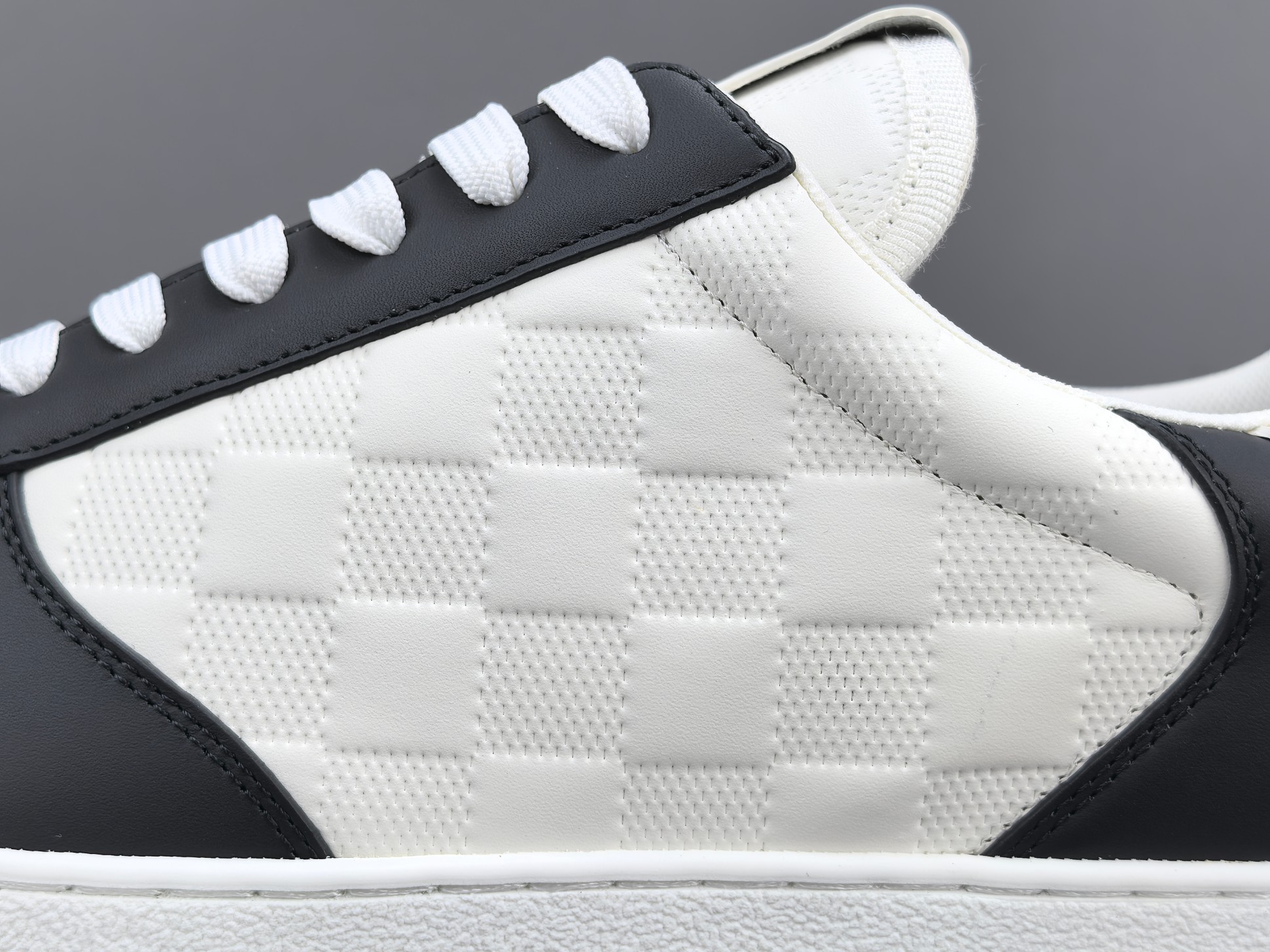 LV Trainer Sneaker 040