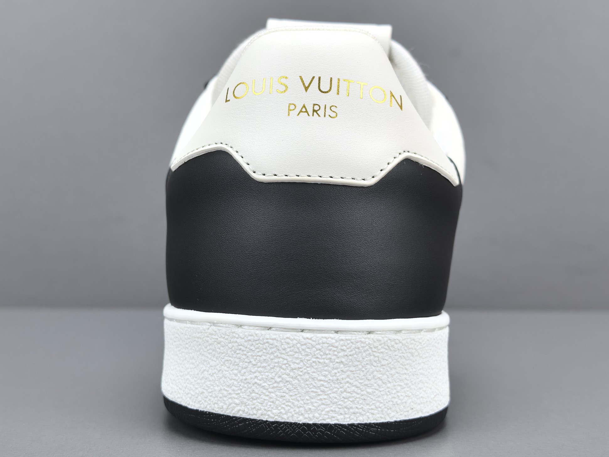 LV Trainer Sneaker 040