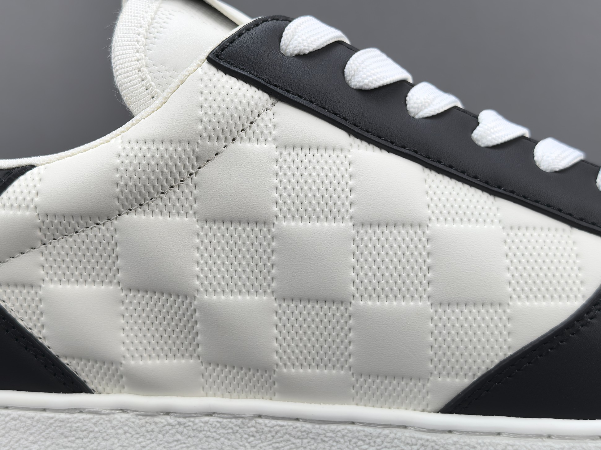 LV Trainer Sneaker 040