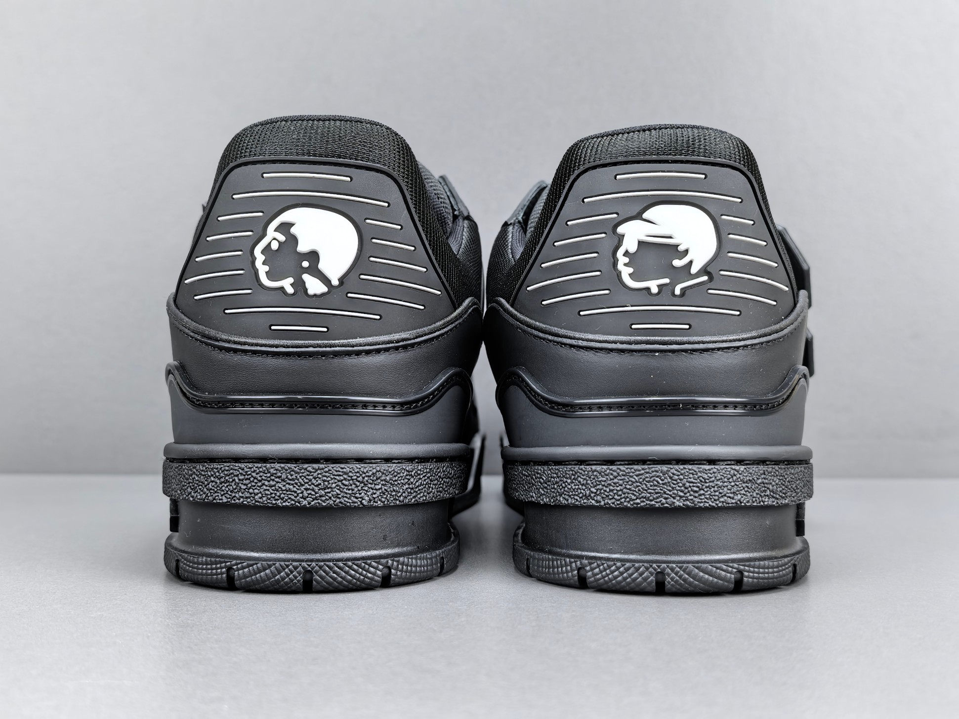 LV Trainer Sneaker 041