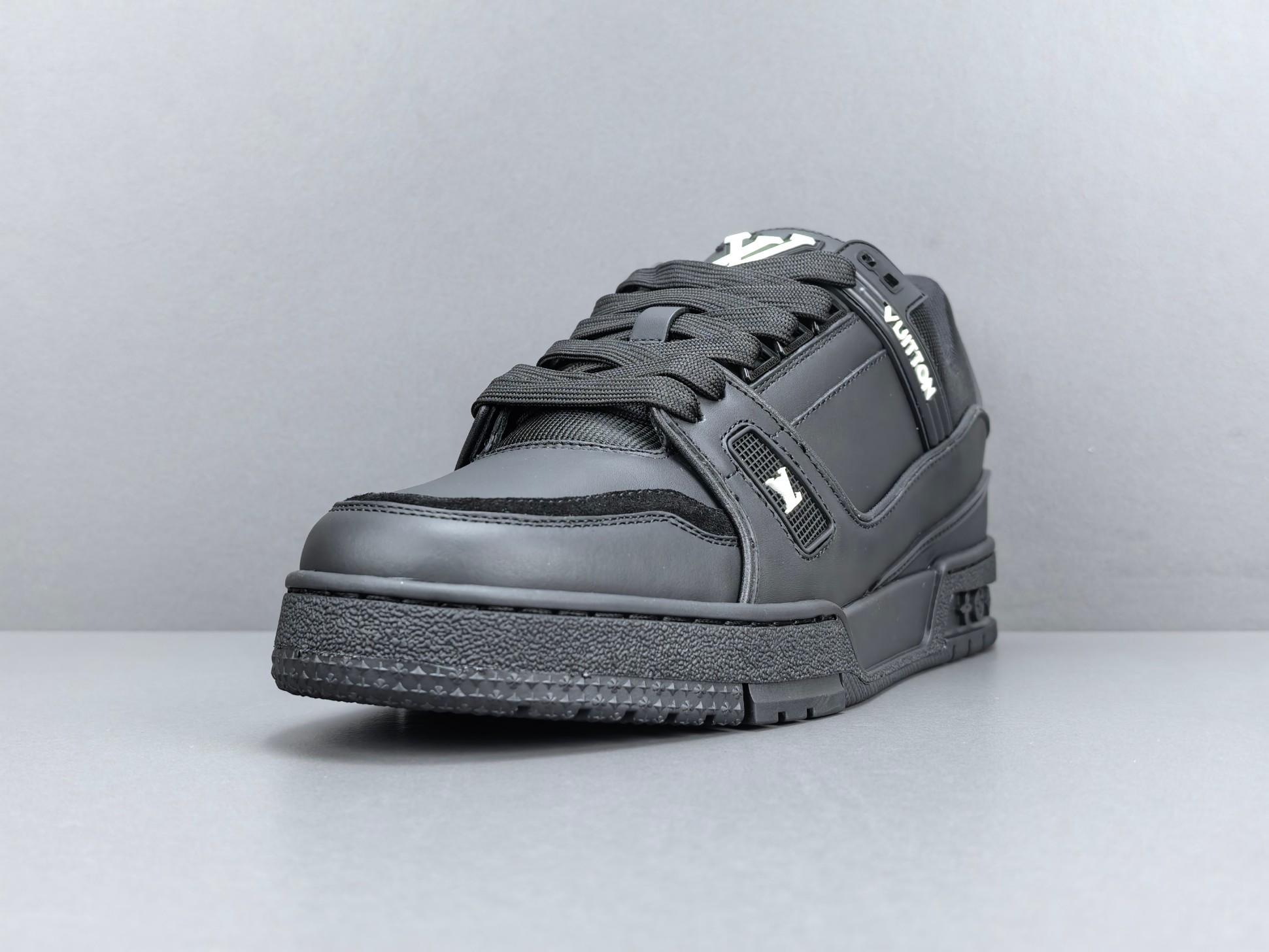 LV Trainer Sneaker 041