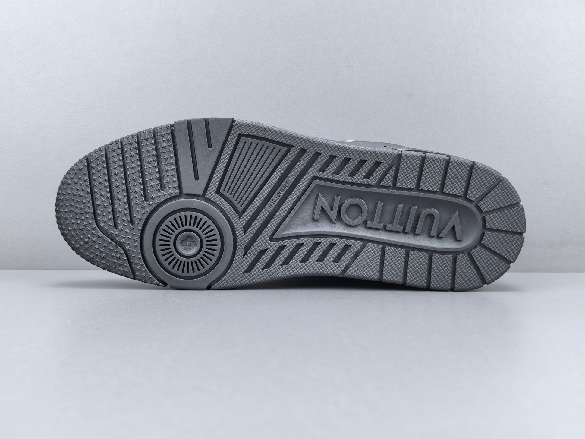 LV Trainer Sneaker 041