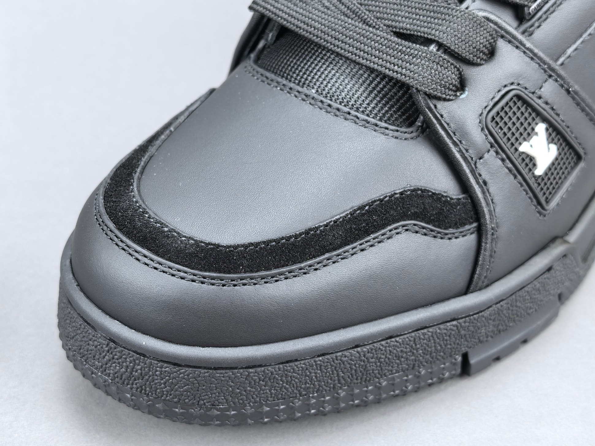 LV Trainer Sneaker 041