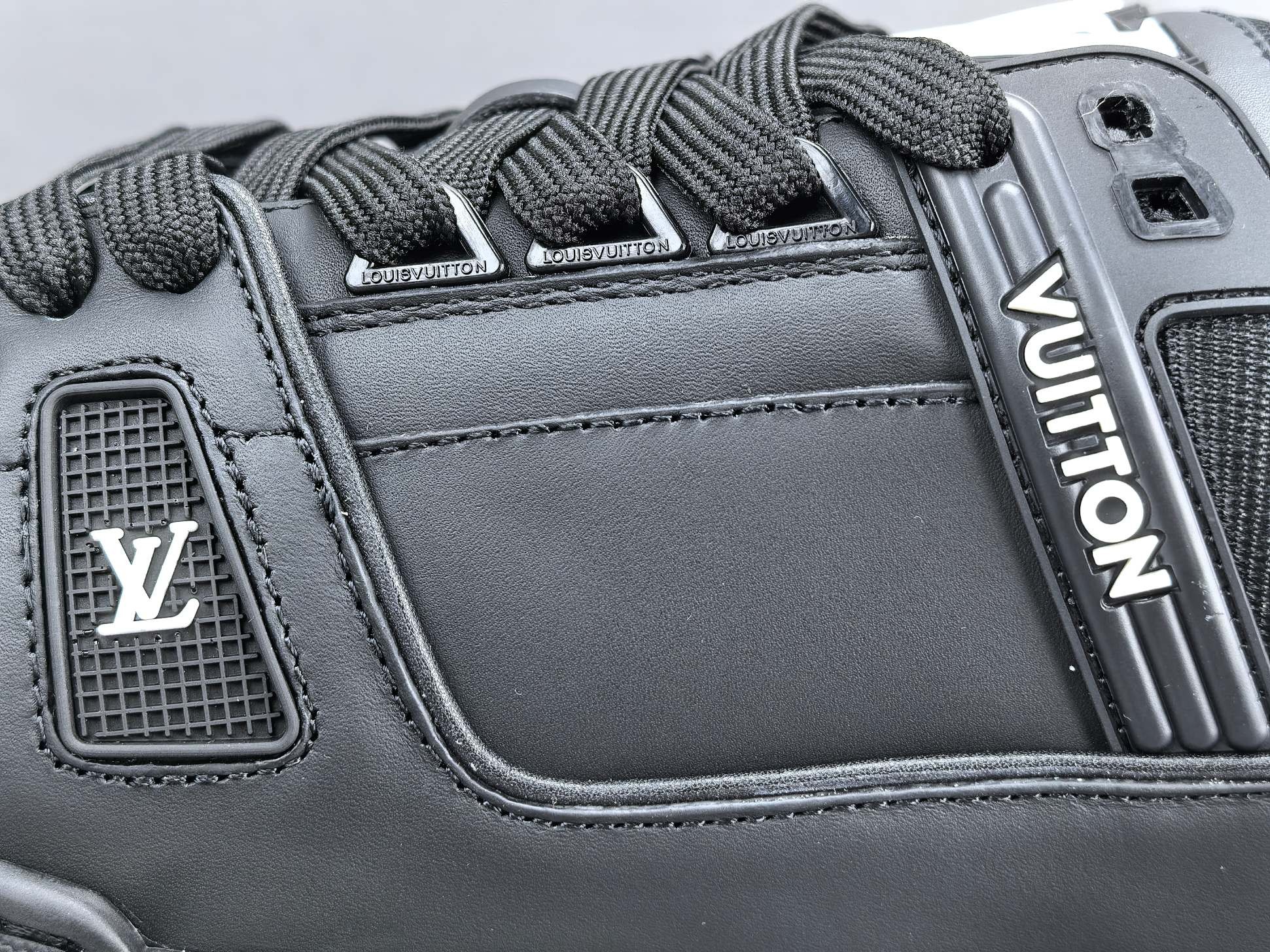 LV Trainer Sneaker 041