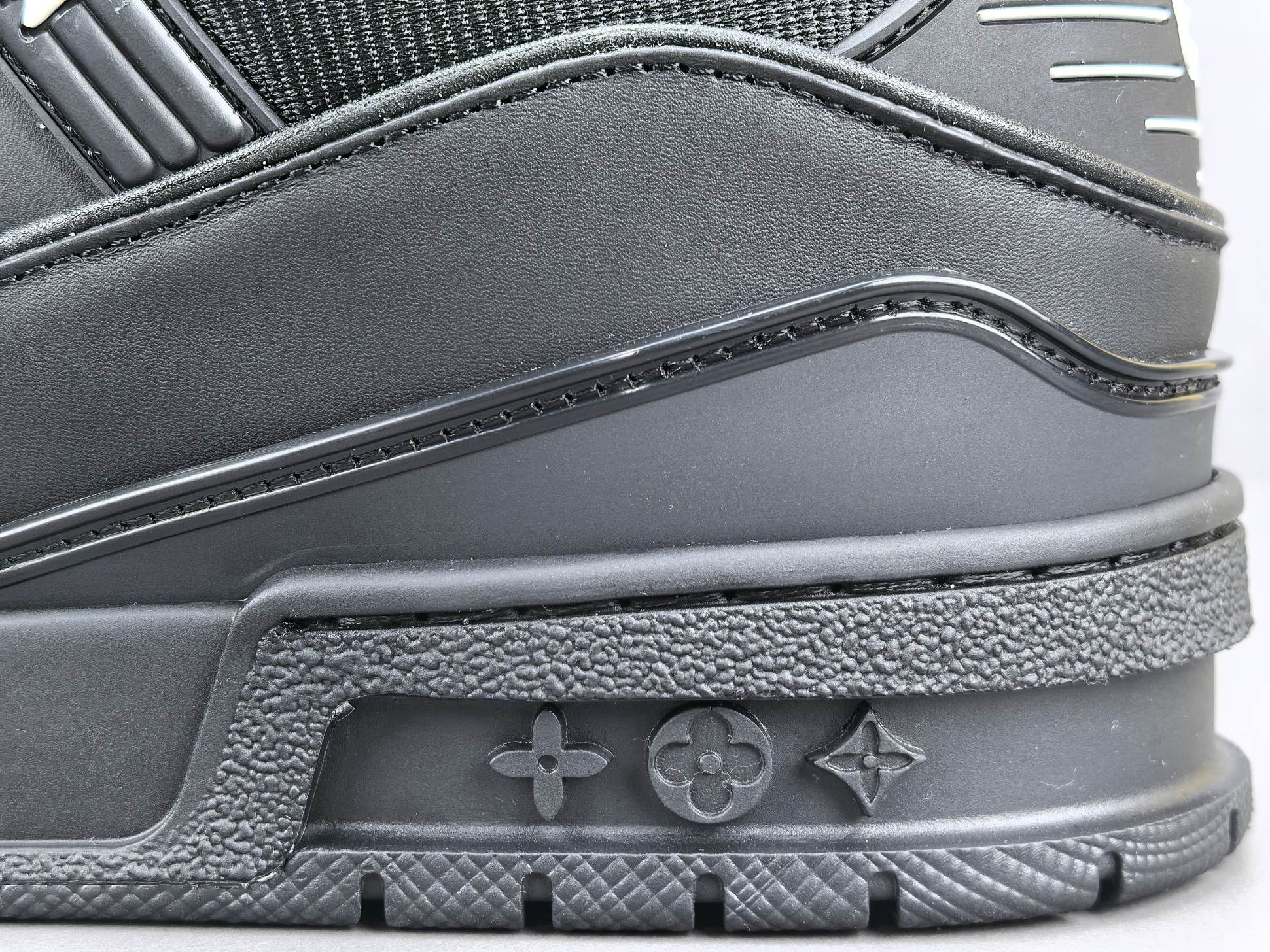 LV Trainer Sneaker 041