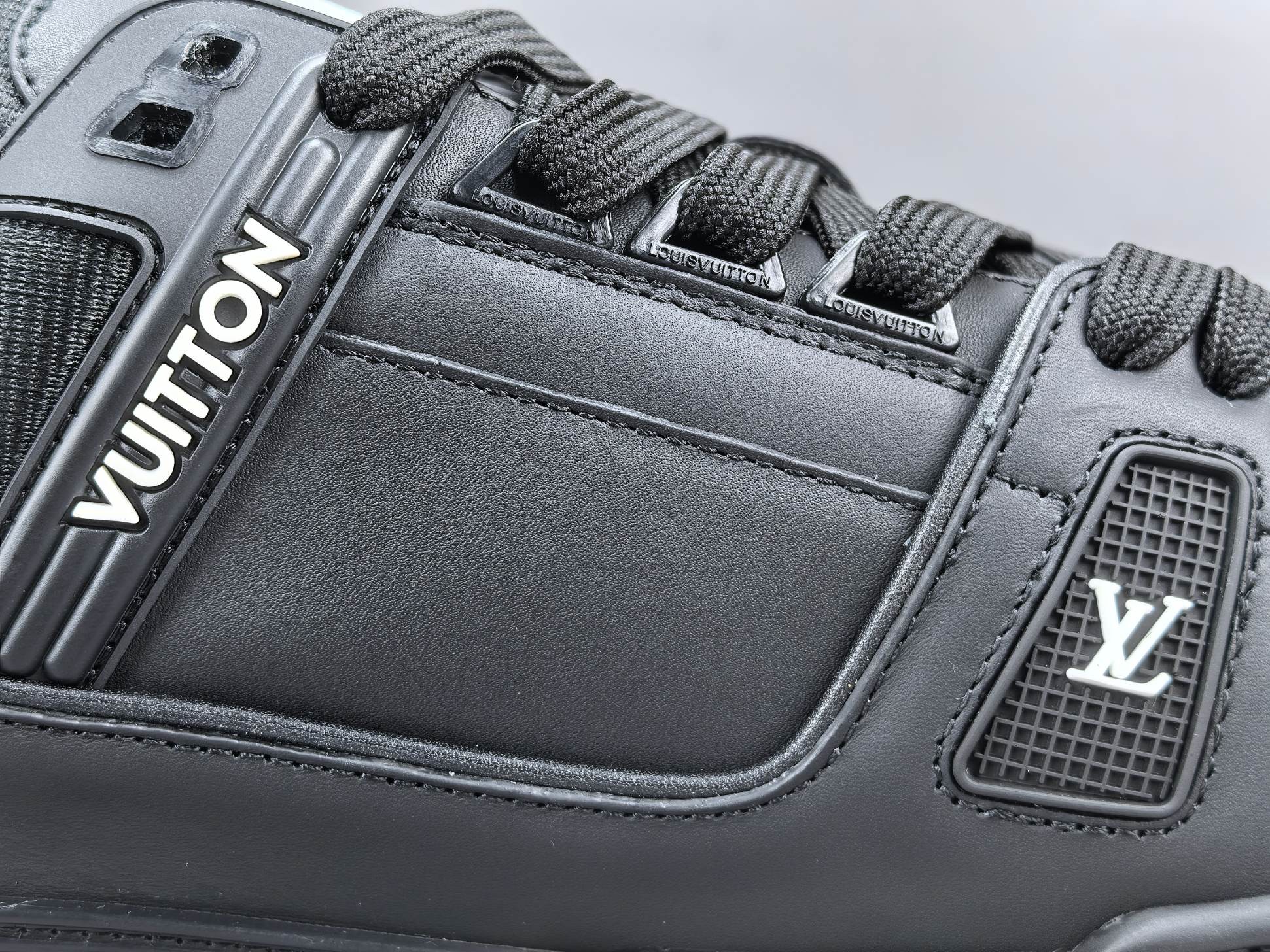LV Trainer Sneaker 041