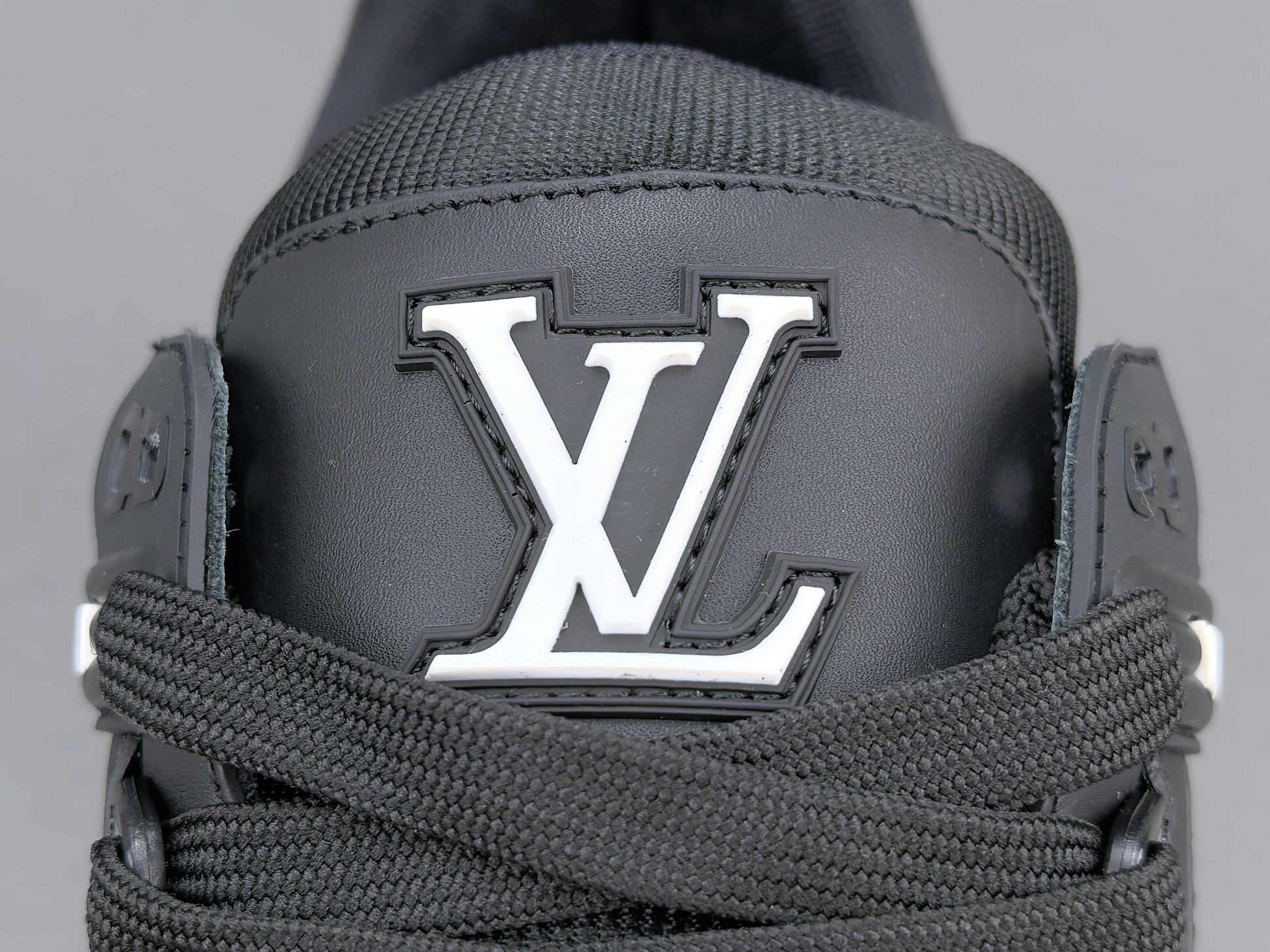 LV Trainer Sneaker 041