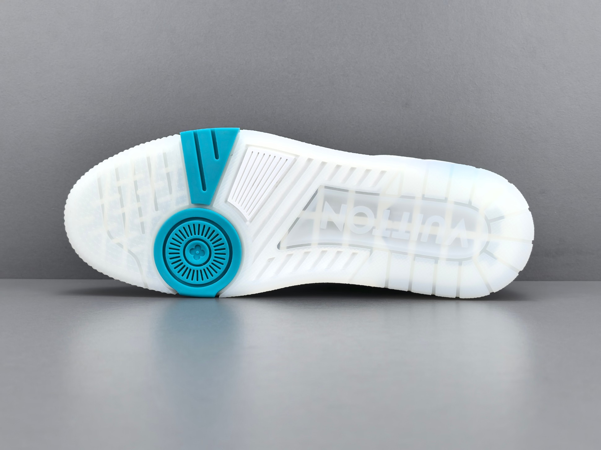 LV Trainer Sneaker 042