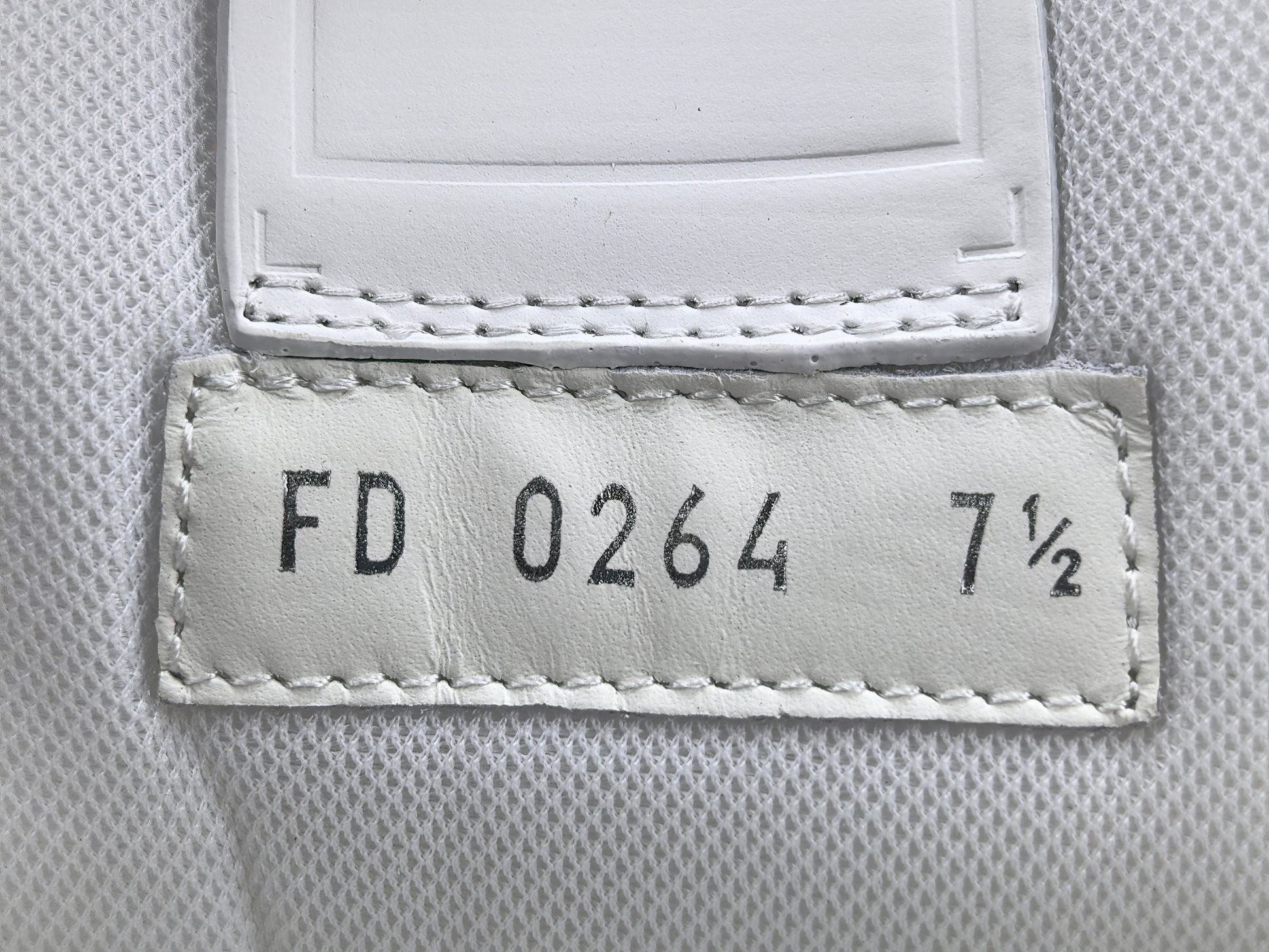 LV Trainer Sneaker 042