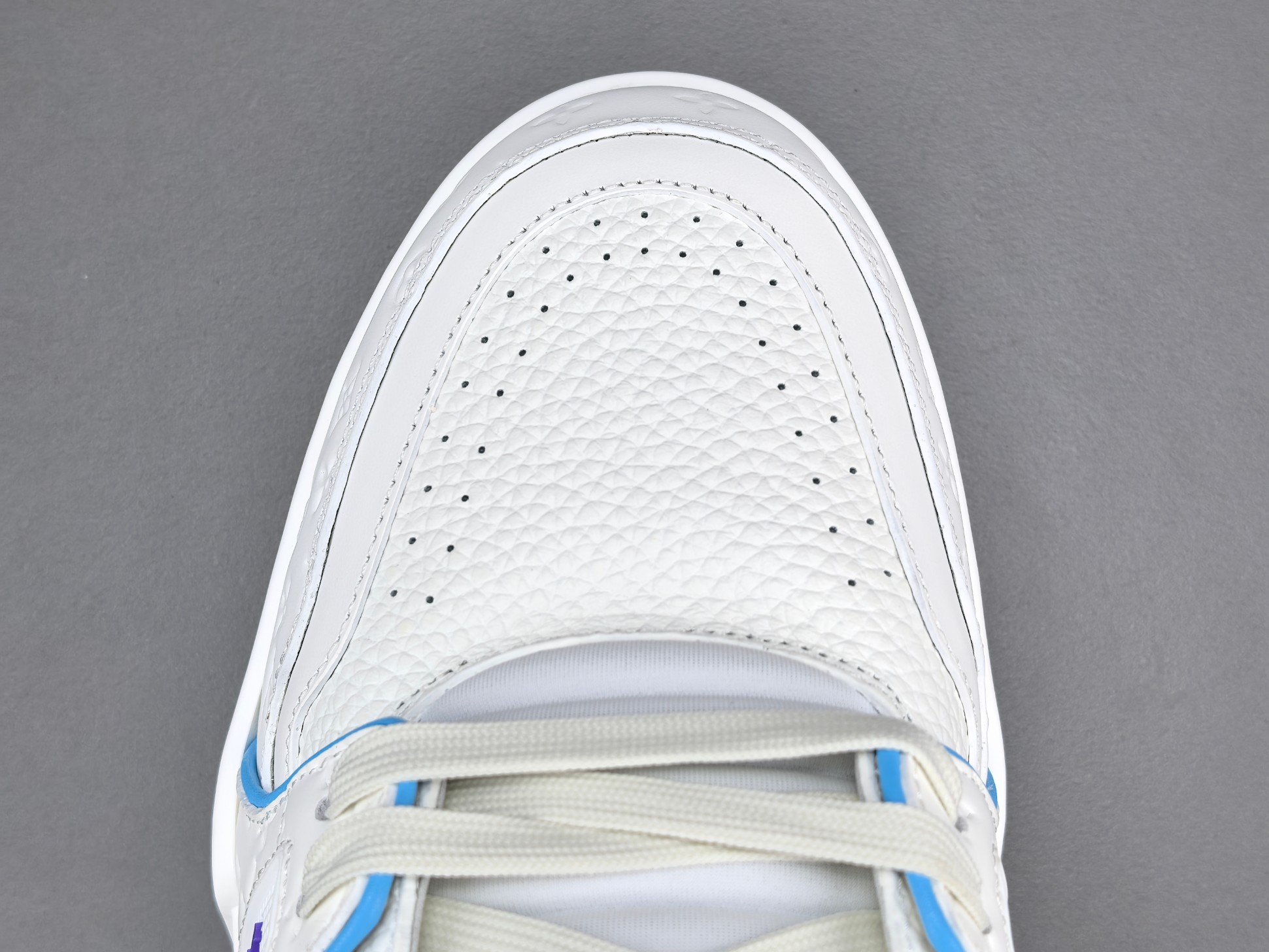 LV Trainer Sneaker 042