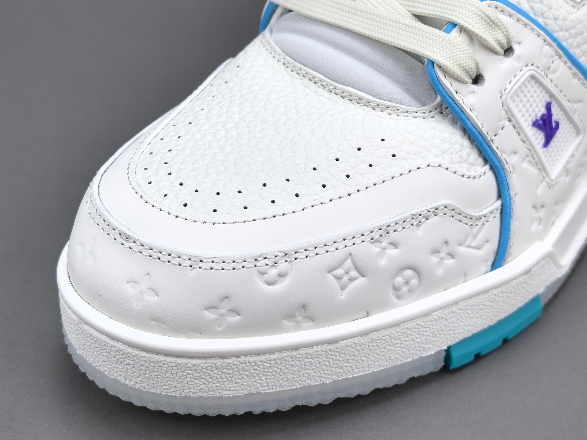 LV Trainer Sneaker 042