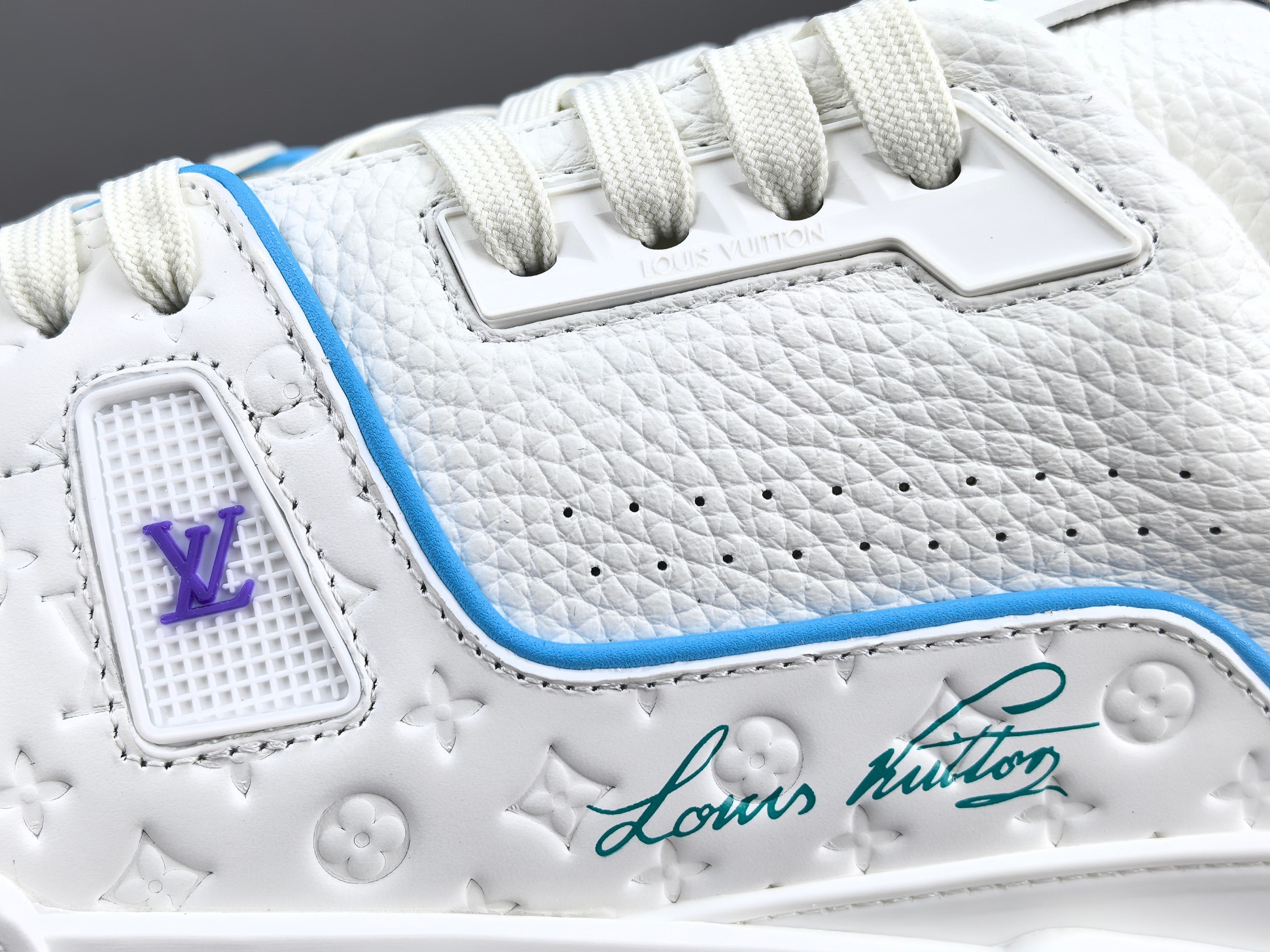 LV Trainer Sneaker 042