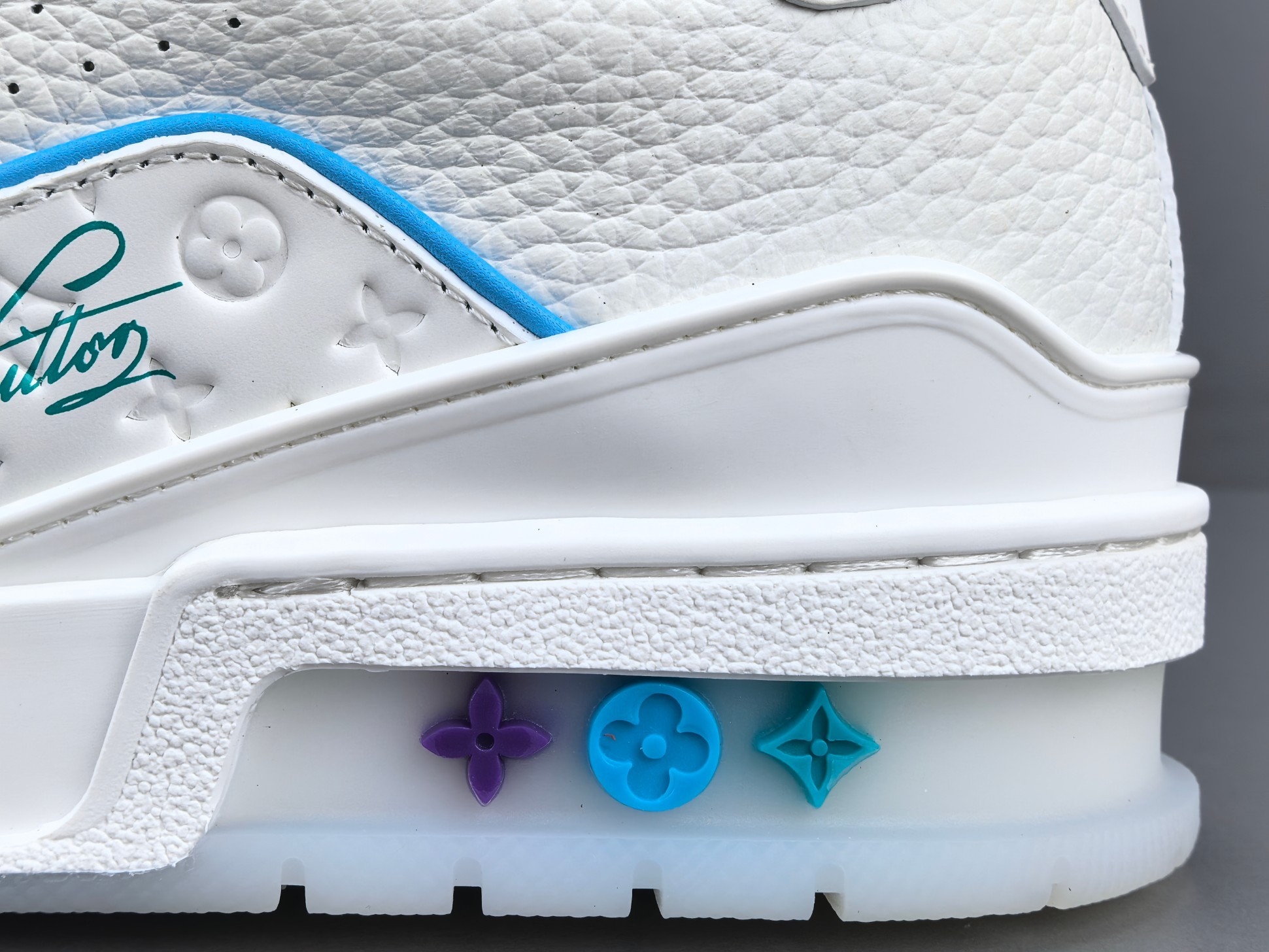 LV Trainer Sneaker 042