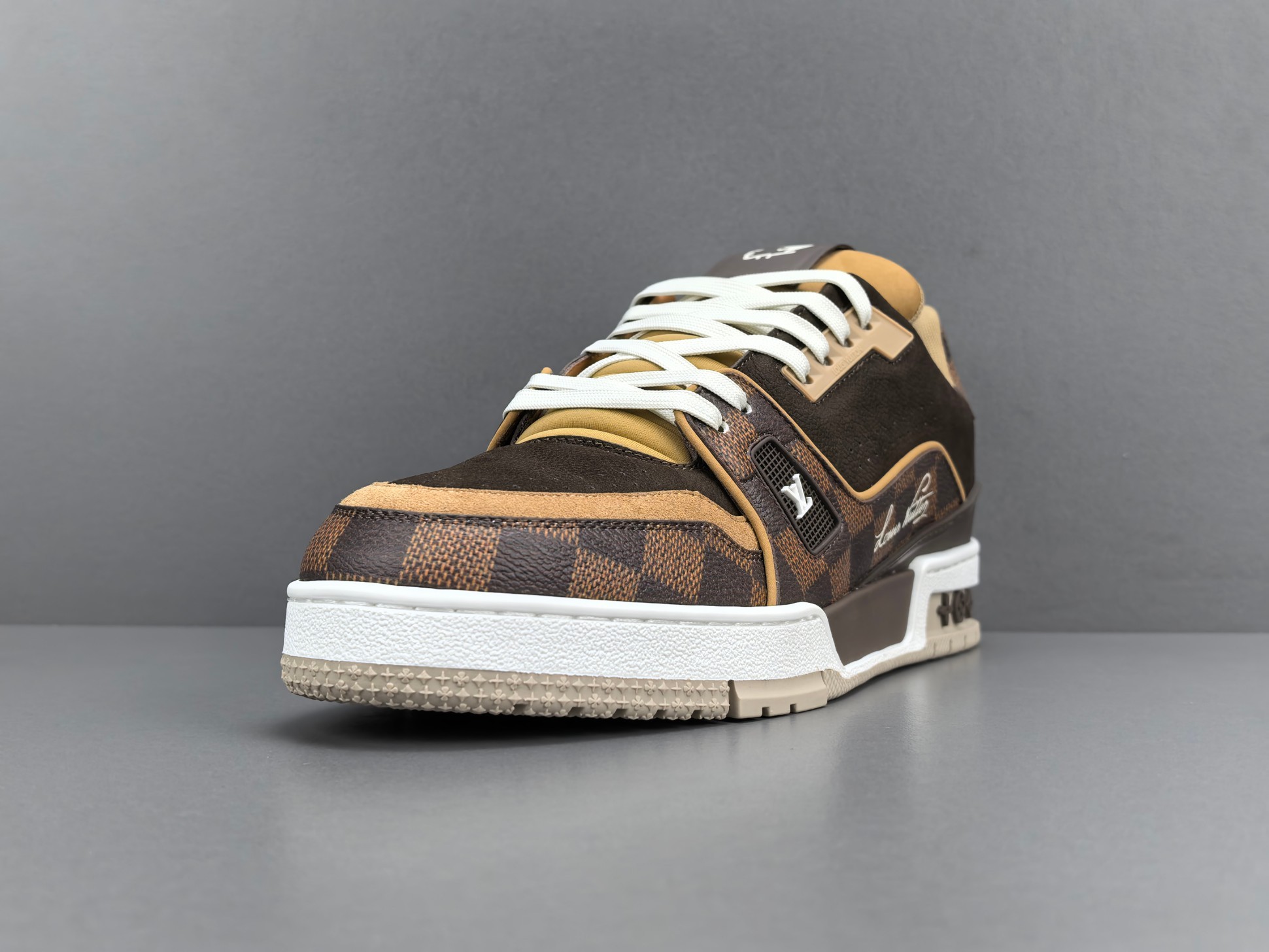 LV Trainer Sneaker 043