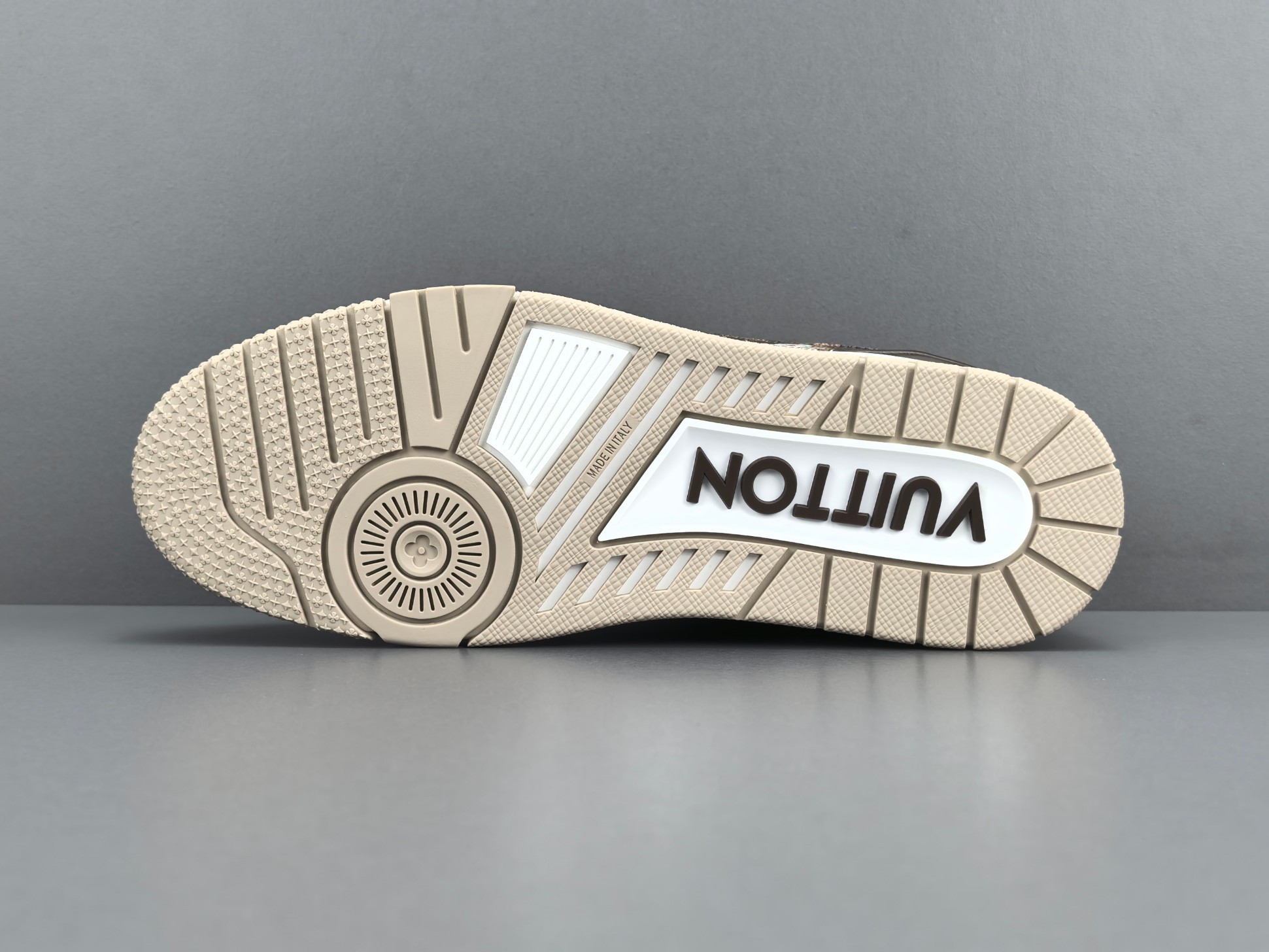 LV Trainer Sneaker 043