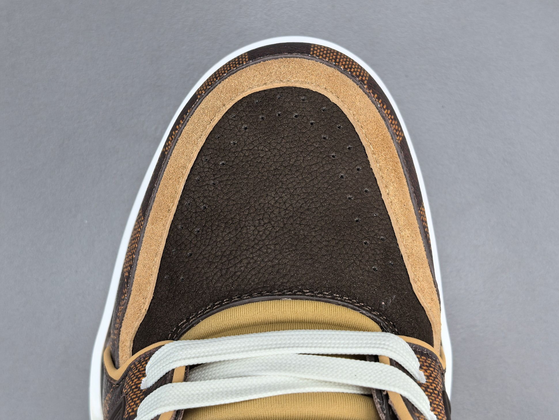 LV Trainer Sneaker 043