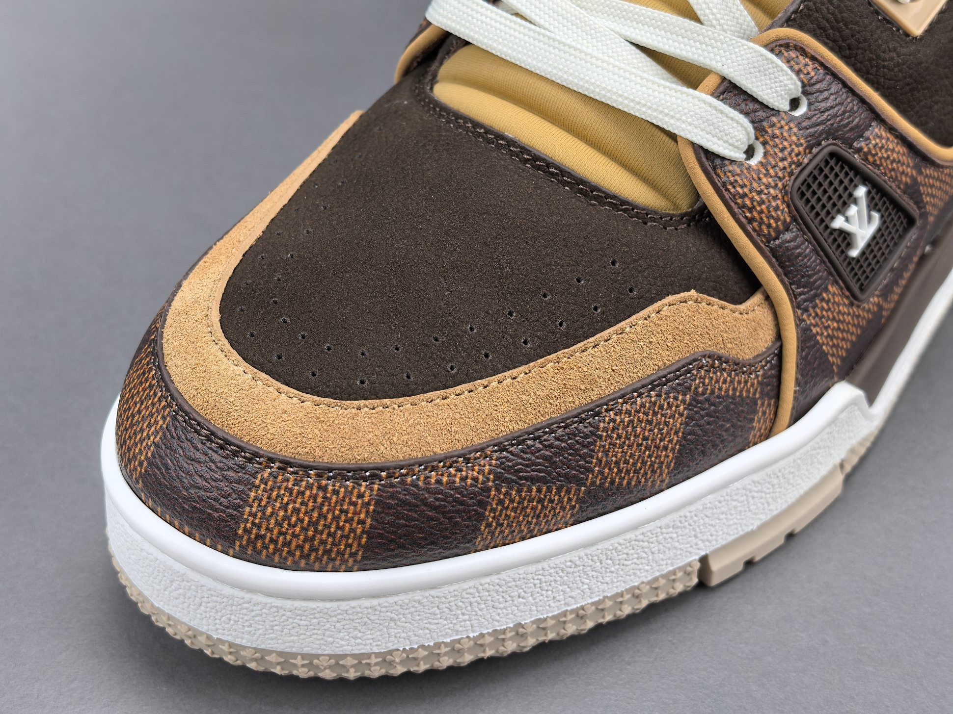 LV Trainer Sneaker 043