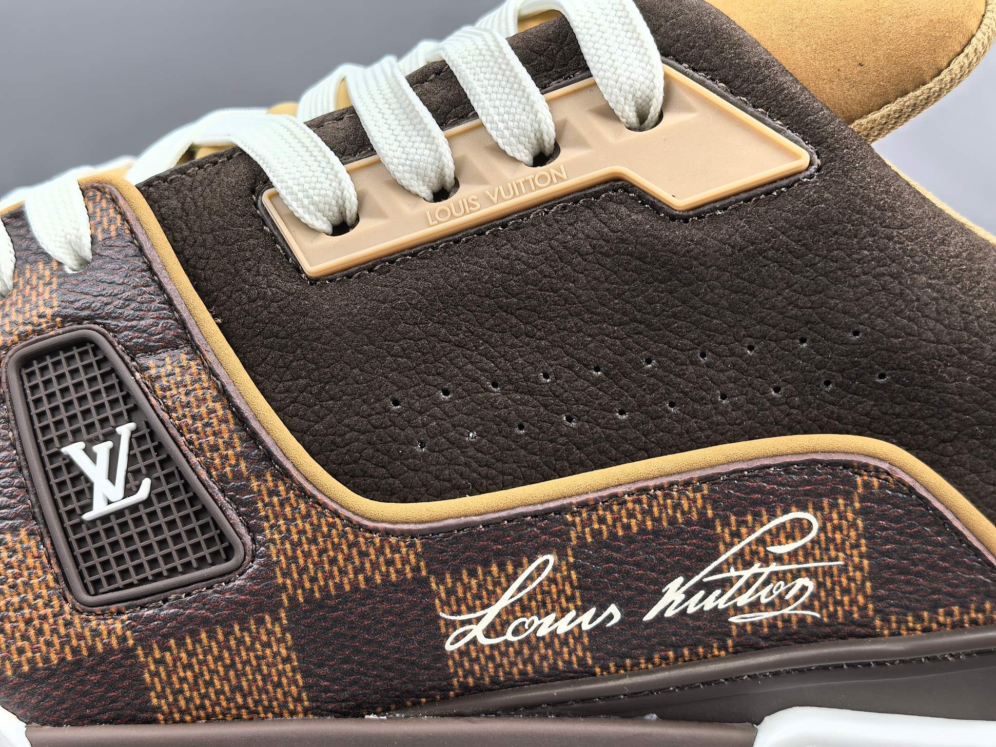 LV Trainer Sneaker 043