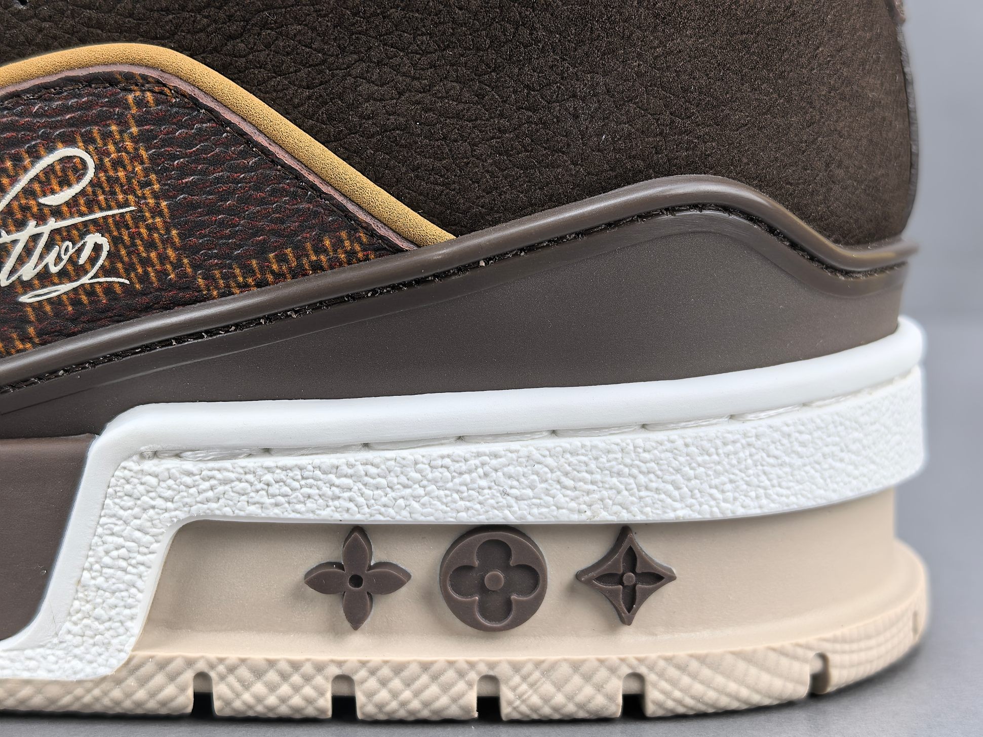 LV Trainer Sneaker 043