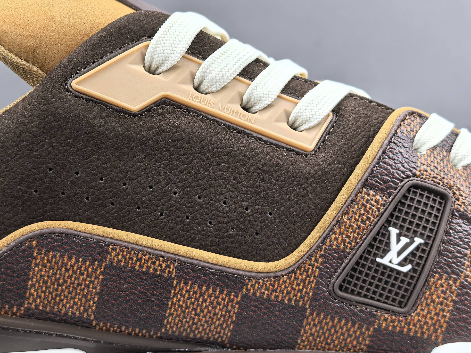 LV Trainer Sneaker 043