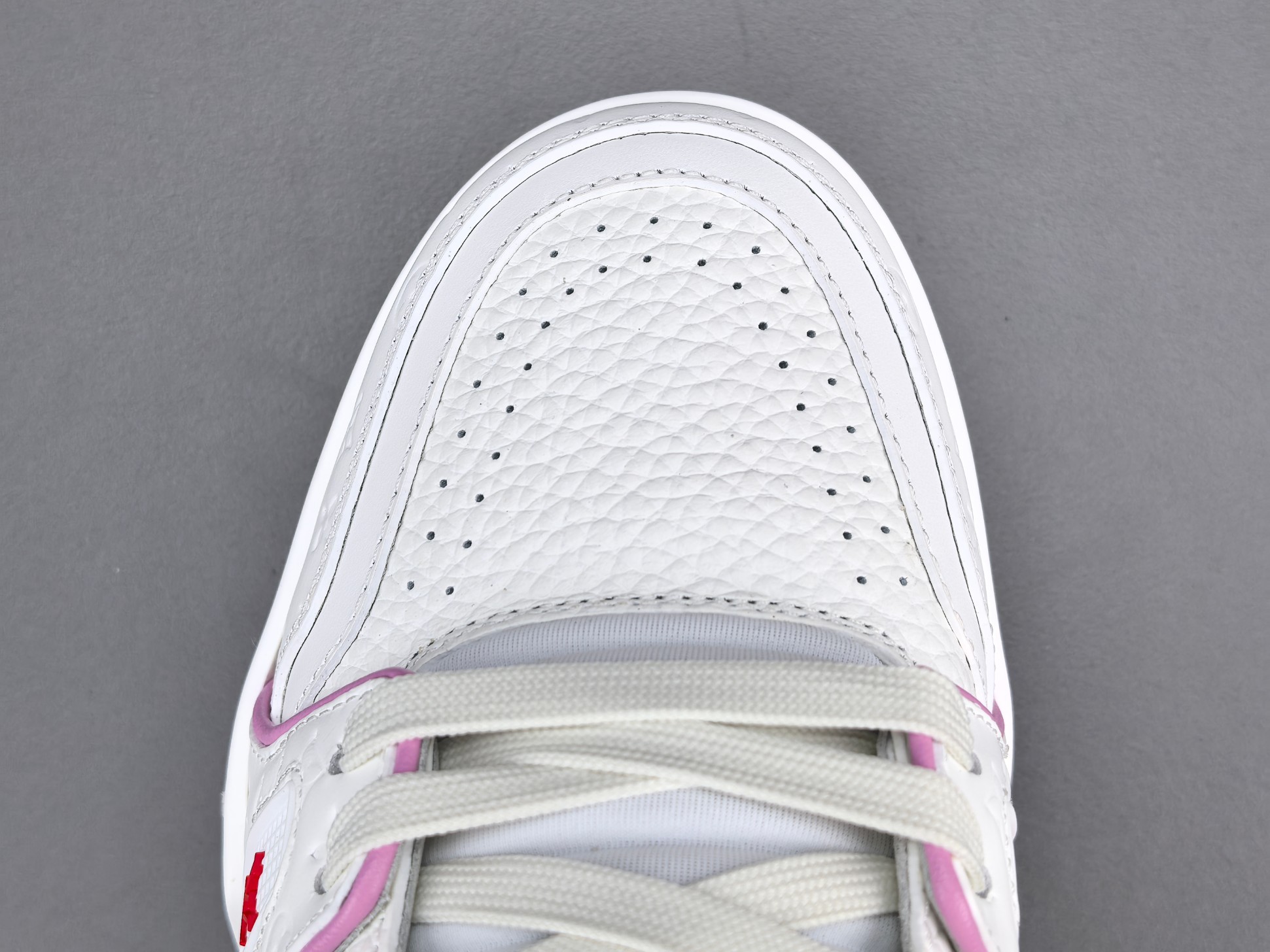 LV Trainer Sneaker 044