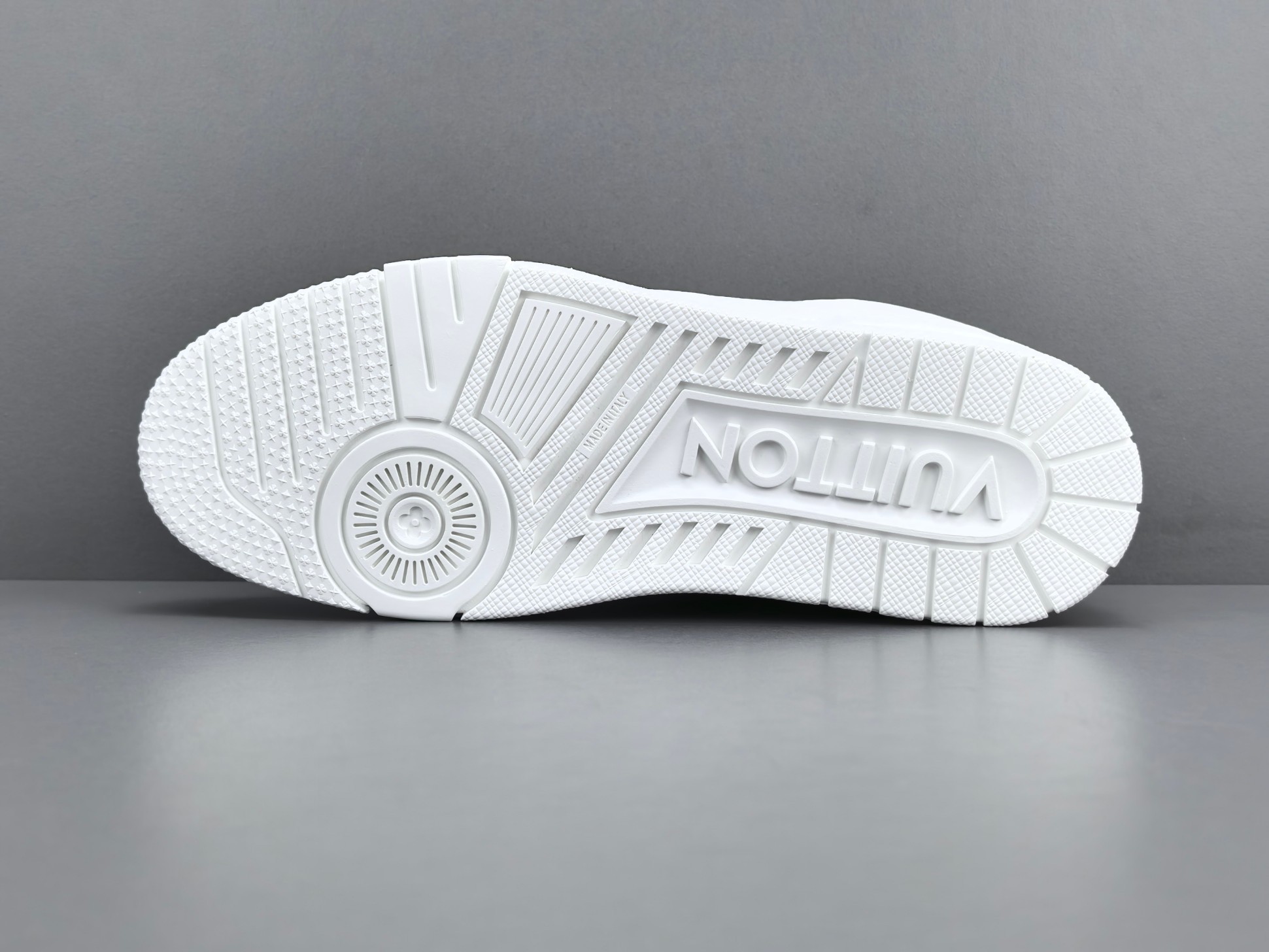 LV Trainer Sneaker 045