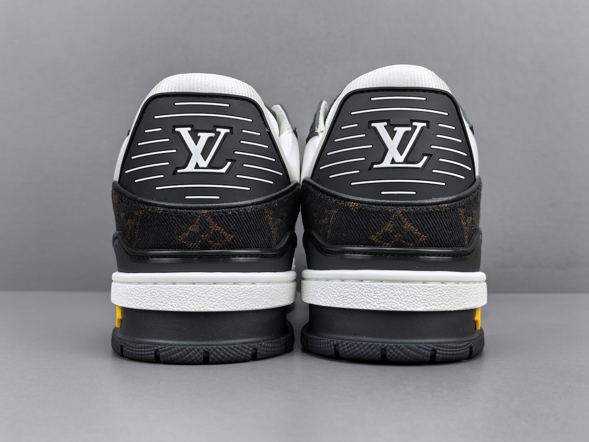 LV Trainer Sneaker 046