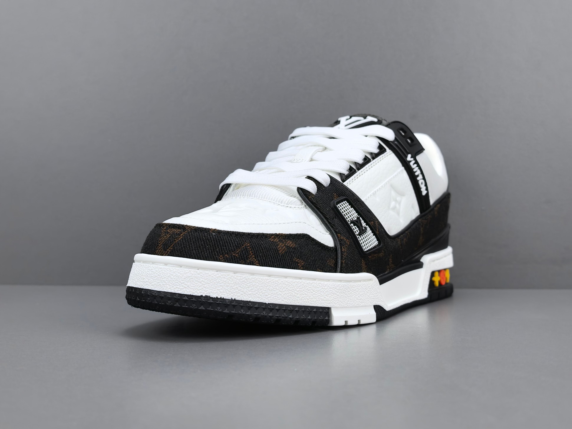 LV Trainer Sneaker 046